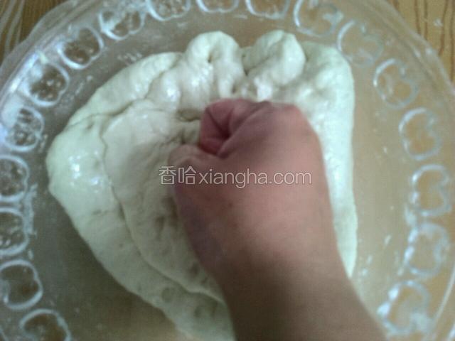 用手揣人猪油，攥紧拳头反复揣打。