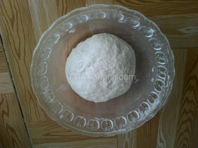 最后揉成一个光滑的面团，松弛30分钟。