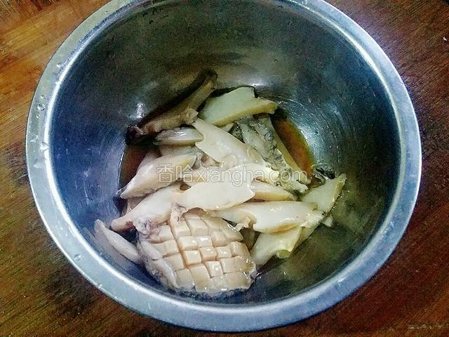 加入适量盐，生抽，料酒，腌渍入味