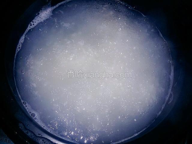 用勺子搅拌一下，转小火，煲十分钟，
