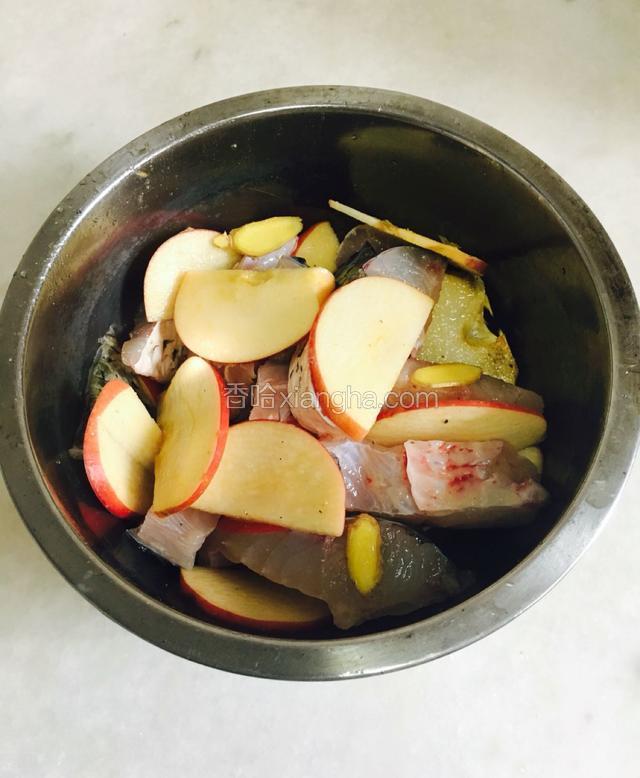 鱼块用适量盐，糖，料酒，姜片，胡椒粉和切片的半个苹果腌制半小时