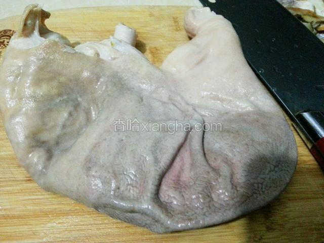 猪肚放开水中过下水，洗净，用刀刮掉外面白白的一层膜