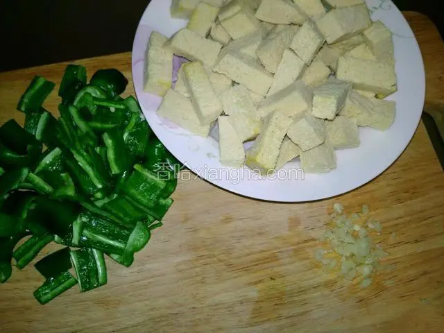 备齐所需食材。