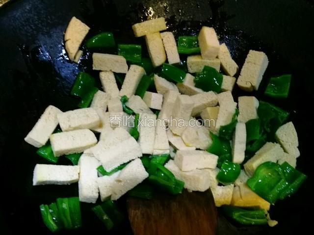 放入冻豆腐翻炒片刻。