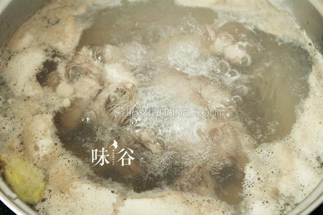 煮开一锅清水，放猪瘦肉焯一下去血污备用。