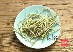 鱼腥草猪骨汤的做法图解2