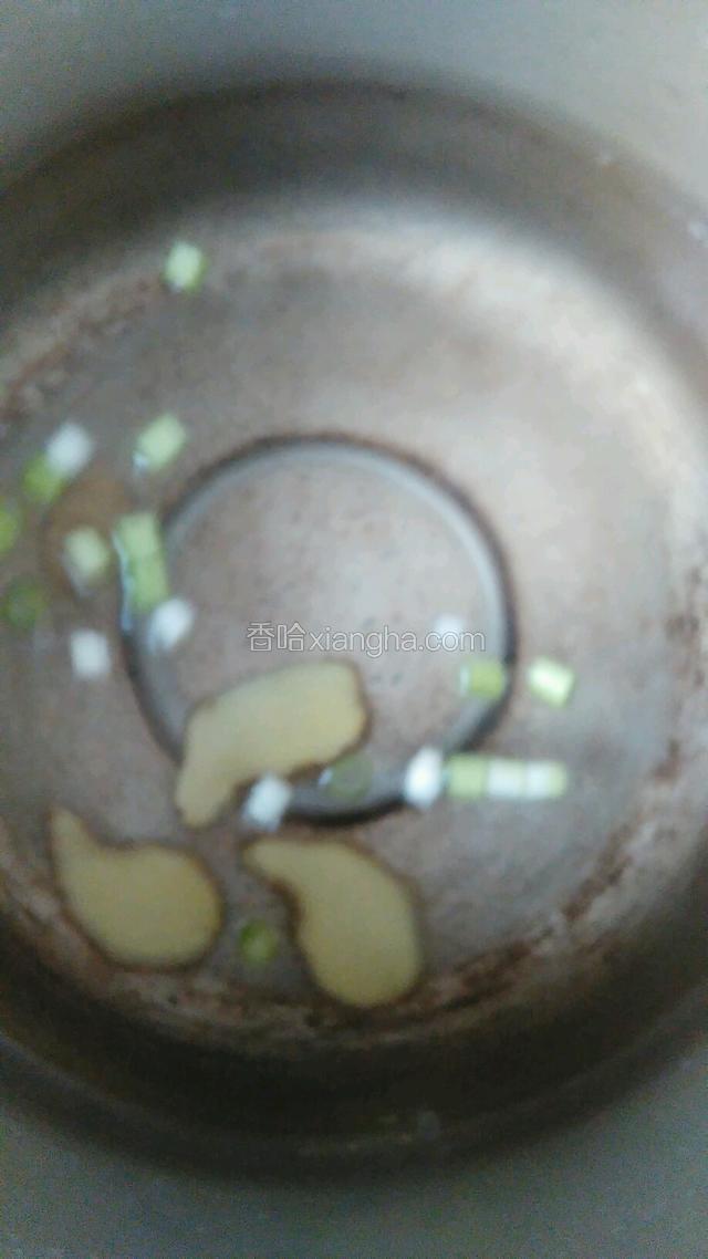压力锅放入水，放入葱花姜片。