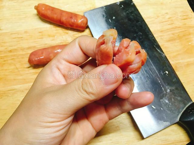 用刀在香肠的1/2处切8小条。