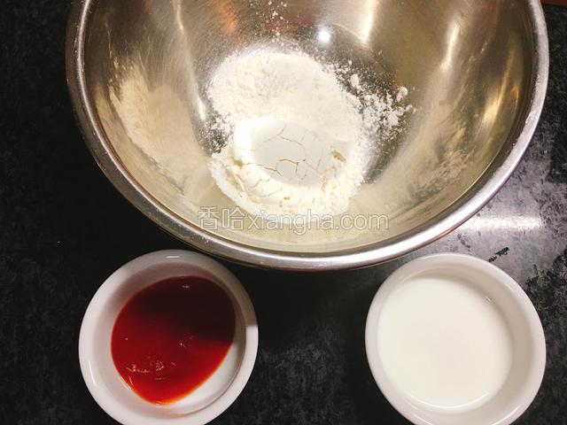 面糊准备材料：面粉、番茄酱、牛奶。