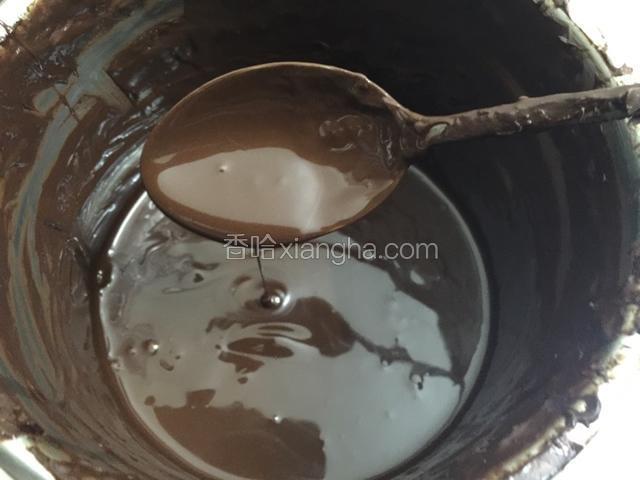 另外100巧克力隔水融化.至没有颗粒.离火冷却到只有手温热