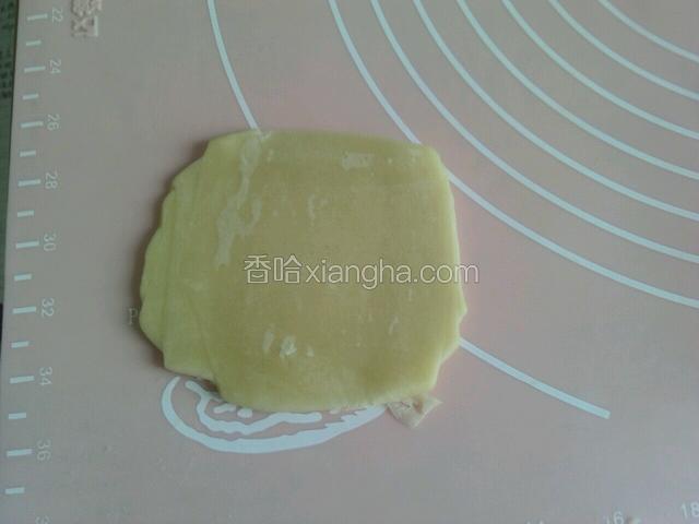 松弛好的剂子擀圆。