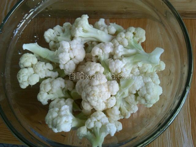 花菜掰成小朵。