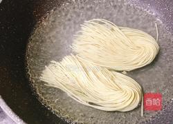 拉面炒年糕的做法图解2