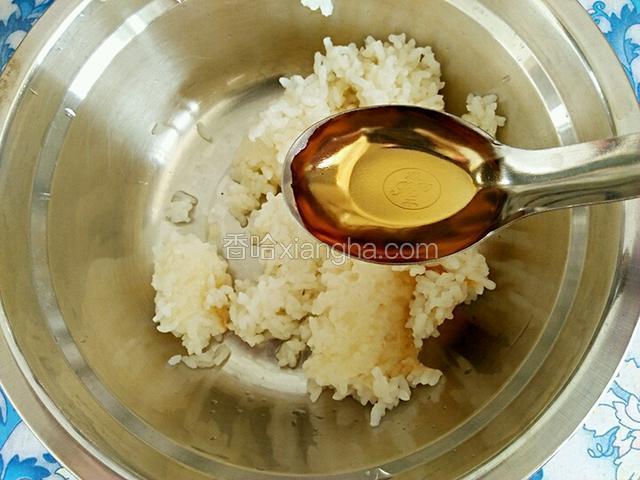 煮好的米饭用铲子铲到干净的容器里，倒入1勺苹果醋搅拌均匀。
