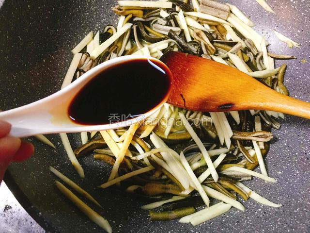 放入生抽，煸炒片刻。