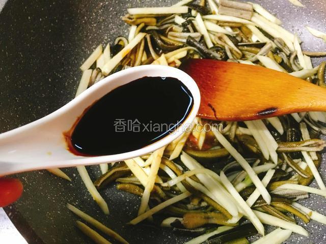 放入老抽，煸炒上色。