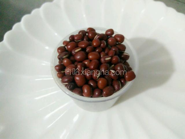 先准备红豆泡三四个钟，（我是中午泡晚上煮）