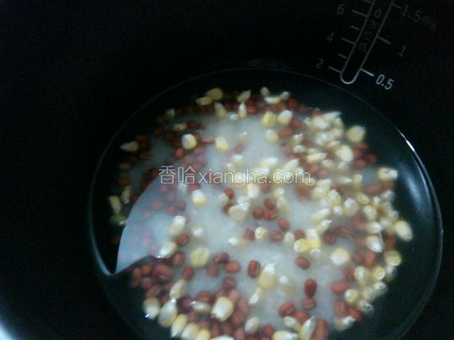 洗好放入电饭煲加入适量的（比平时煮饭要多少许水）