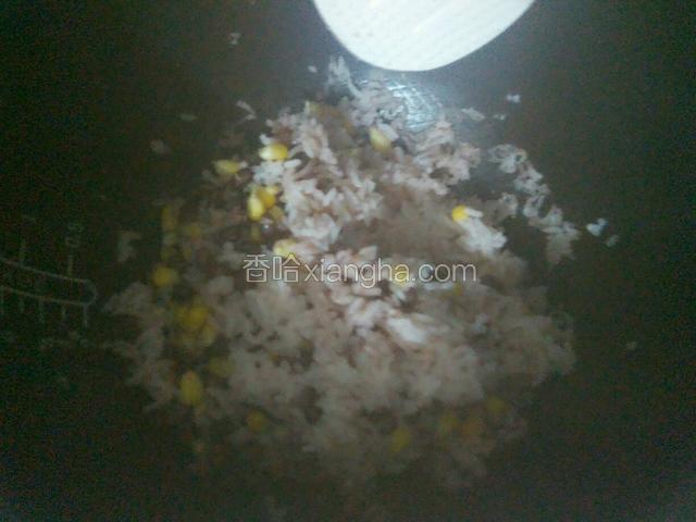 把米饭搅散出来，就可以了装碗了