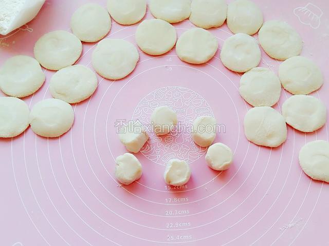 切成15克左右的小面团，用手掌压扁