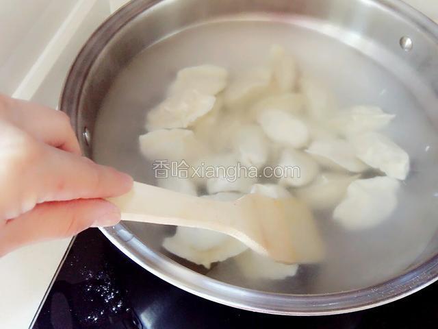一边煮要一边要用木铲铲到锅的底部，按顺时针打转