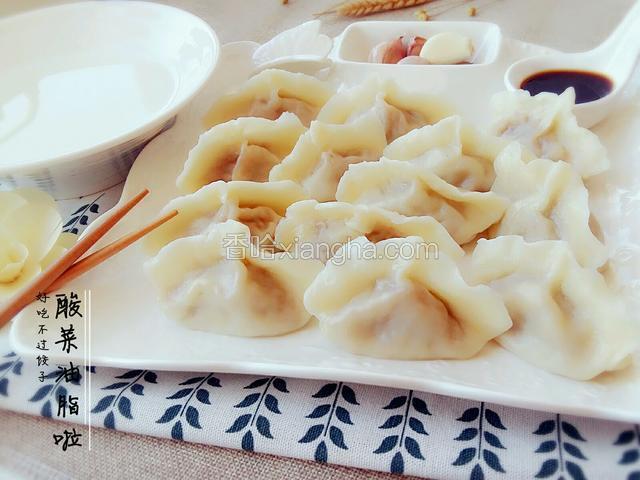 倒些蘸汁，剥上几瓣蒜，可以吃饺子啦。再晾上一碗饺子汤，原汤化原食