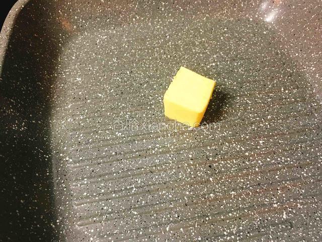 锅内放入黄油，大火把黄油融化。