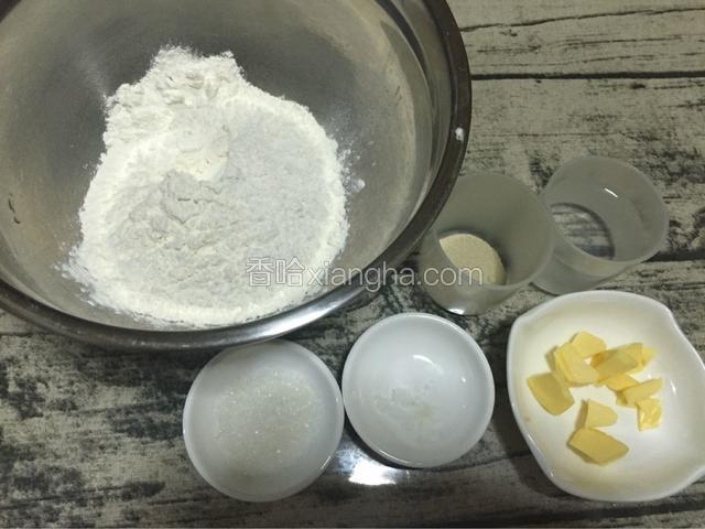 准备好披萨皮的材料
