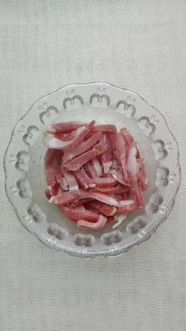 咸肉洗净后切丝。