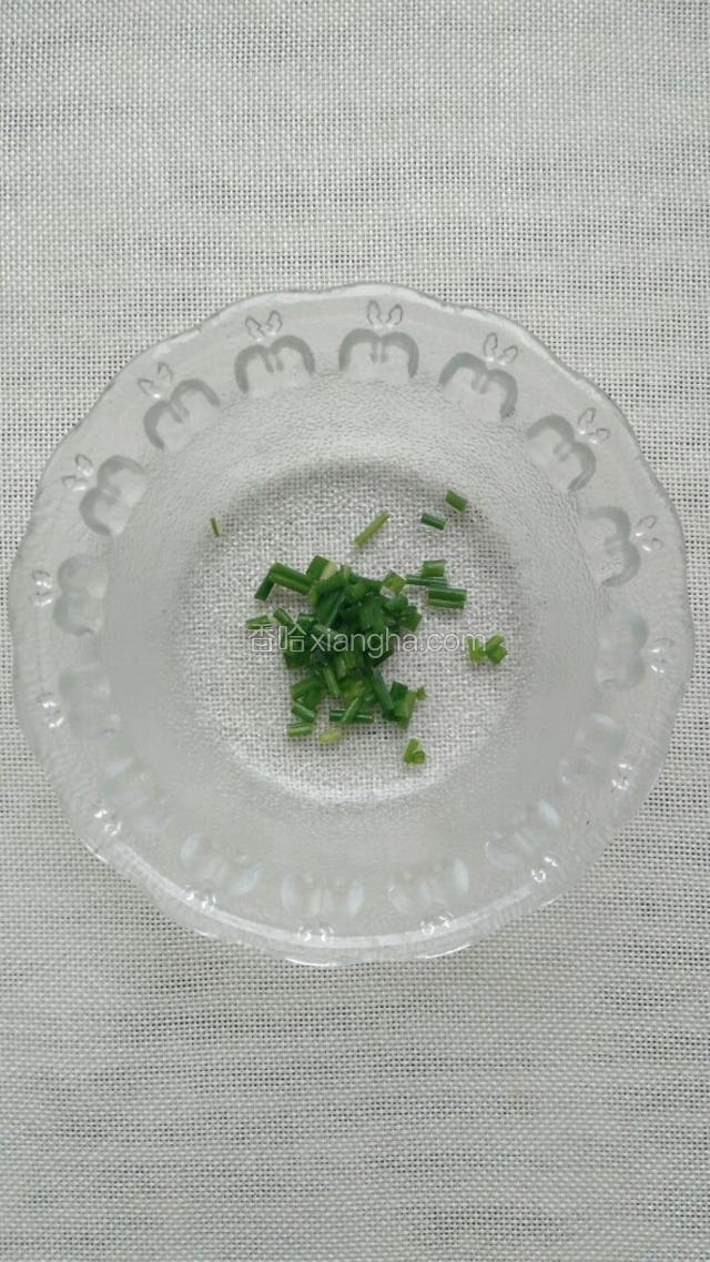趁着等菜出锅的时候准备好葱花。