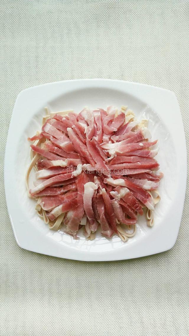 将千张铺在盘子里，上面均匀铺上咸肉丝，放入上汽的蒸锅蒸15分钟左右。