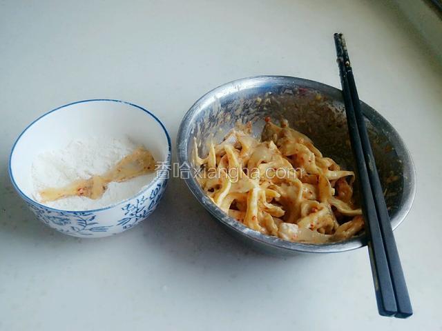 把平菇再放入干面粉碗里，充分裹上干面粉。
注：这一步特别特别关键哦，裹了干面粉的平菇炸出来放一个多小时都特别酥脆香脆。没有裹干面粉的平菇刚炸好的时候是酥脆的，不出五分钟就软了，口感不好，也不好吃，请相信我，我经常做，不断失败，不断尝试一次次累积起来的经验。
