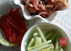 红椒西芹炒猪耳的做法图解1