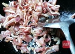 红椒西芹炒猪耳的做法图解3