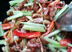 红椒西芹炒猪耳的做法图解4