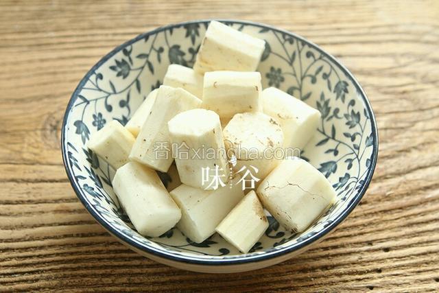 山药去皮洗净切小块。
