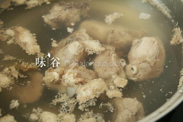猪排骨洗净，放到锅里加水烧开几分钟，去掉血水。