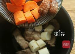 红萝卜排骨汤的做法图解5