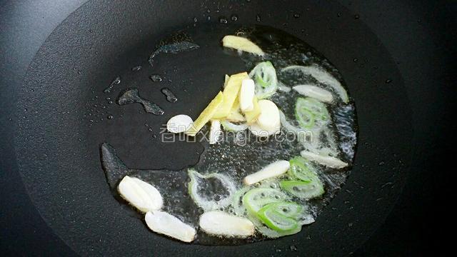 锅中放适量油烧至五成热，放入葱姜蒜爆香。