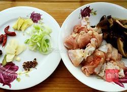 香菇炖鸡块的做法图解1