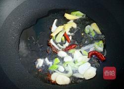 香菇炖鸡块的做法图解2