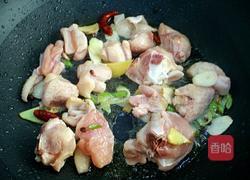 香菇炖鸡块的做法图解3