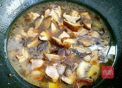 香菇炖鸡块的做法图解6