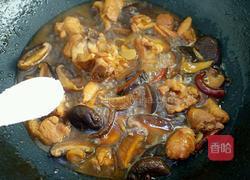 香菇炖鸡块的做法图解7