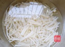 捞拌金针菇的做法图解3