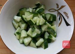 花生米拌黄瓜的做法图解1