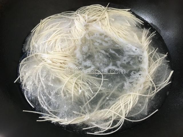 锅内加适量清水烧开，下入面条。