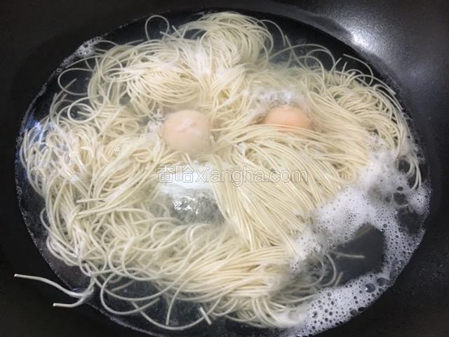 面条煮至半熟后关小火，打入鸡蛋。小火先煮一会儿，免得鸡蛋被煮散。然后转大火继续煮面。我用的是细挂面，量也少，不用途中加凉水。