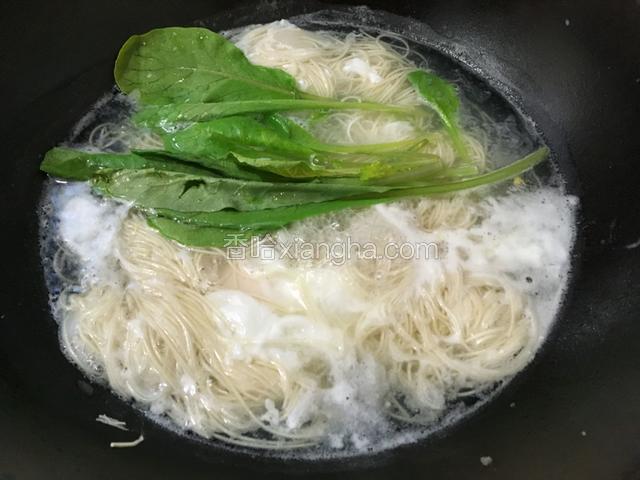 快煮好后，丢入青菜，烫两下。最后加入适量的盐。