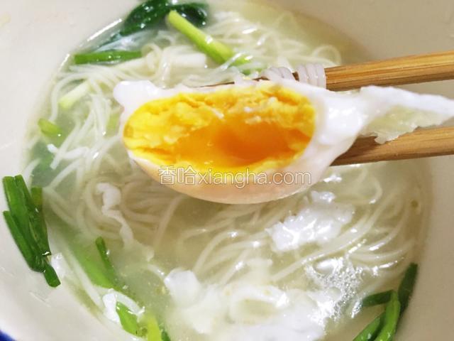 我煮的是溏心蛋。不喜欢溏心蛋的话，鸡蛋要早点加进去煮。